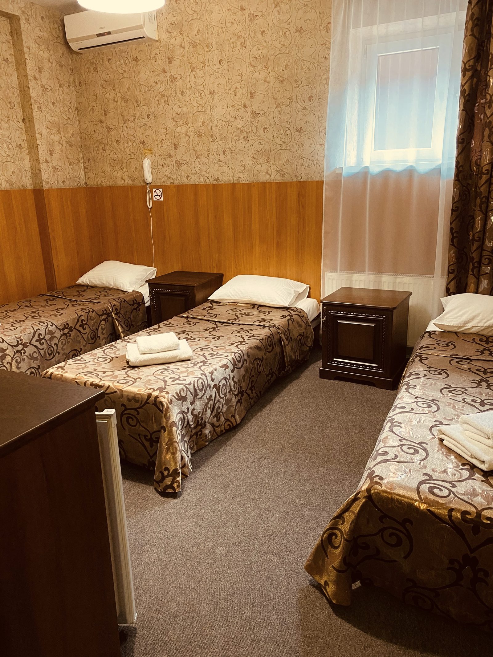 Трёхместный номер на цокольном этаже